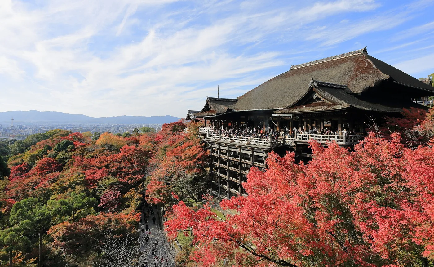 Terrasse en bois de Kiyomizu-dera au-dessus des érables rouges