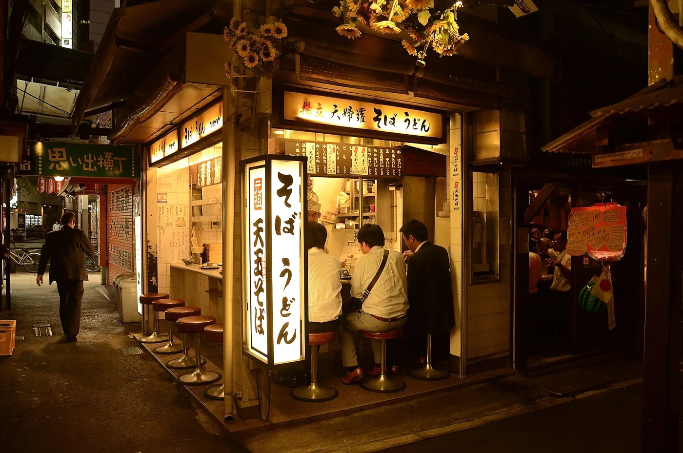 Ruelle d'Omoide Yokochō la nuit avec ses petites échoppes